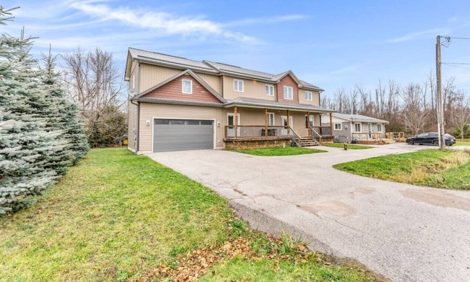 Innisfil Casa | Art Deco Home near Lake Simcoe w/ Patio + Fire pit