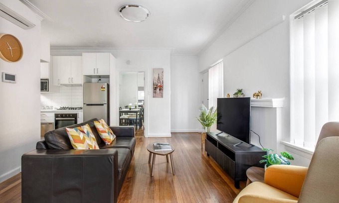 Elwood Apartamento | Art Deco Modern within Elwoods Inner city Scene