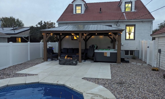 South Salt Lake Casa | Art Deco Oasis: Pool, Hot Tub, 5 BDR, 3 BTH, 2 King Beds, Arcade, BBQ, 4 TV's