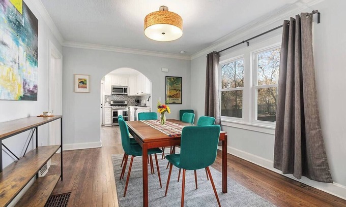 Ward Parkway Casa | Art Filled 3bd Cozy Waldo Home