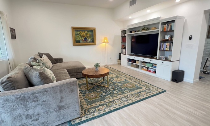 Swan Way Park Casa | Art-Filled Desert Escape in Central Tucson