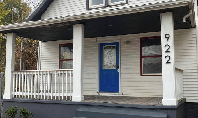 Cedar Rapids Casa | Art Pennington 4-bedroom house with WiFi in Cedar Rapids NewBo / Czech Village