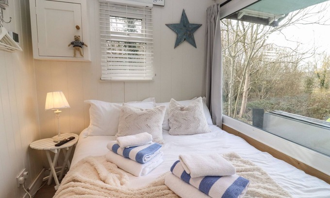 Blandford Saint Mary Cabaña | ART STUDIO, pet friendly, with hot tub in Blandford Forum
