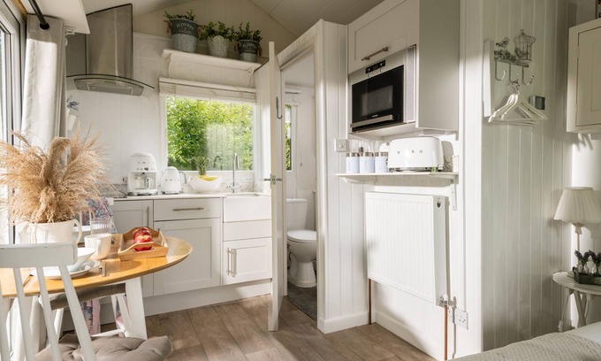 Blandford Saint Mary Chalet De Esquí | ART STUDIO - ROMANTIC ESCAPE | SLEEPS 2 | HOT TUB | BBQ | PETS ALLOWED | WI-FI