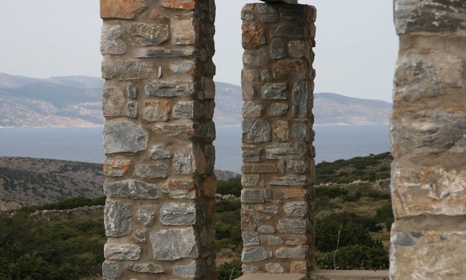 Irakleia Villa | Artemis Villa, villa de piedra con terrazas y vistas al mar.