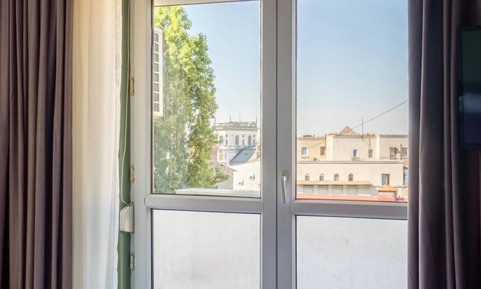 Bucharest City-Centre Apartamento | Colorful & Bright 2BR on Calea Victoriei
