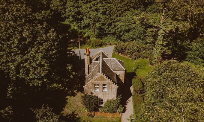 Stranraer Cabaña | Artful Retreat: Artemisia Lodge with Vast Garden on Seaside Estate