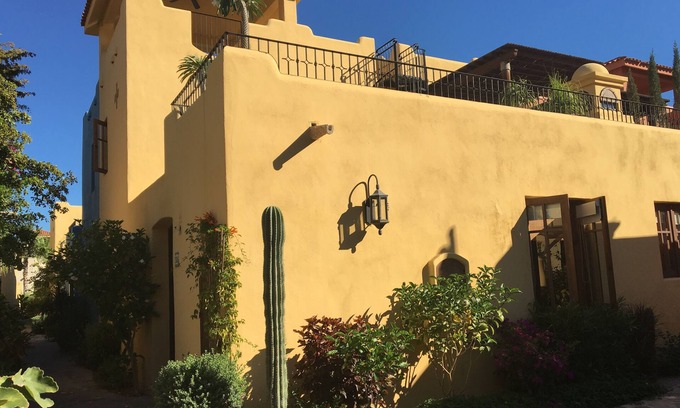 Nopolo Villa | Villa decorada artísticamente a pasos de la playa y el campo de golf en la bahía de Loreto.