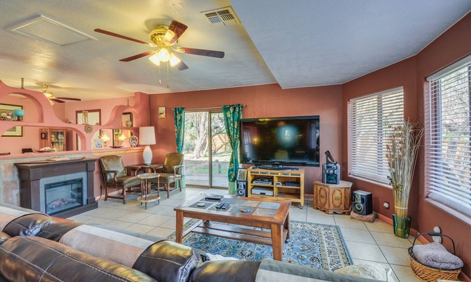 Cottonwood Cabaña | Artfully Decorated Cottonwood Home: Pets Welcome!