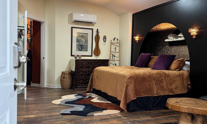 Savannah Apartamento | Artist Hideaway ~ Unique and Artistically designed studio on 1 acre