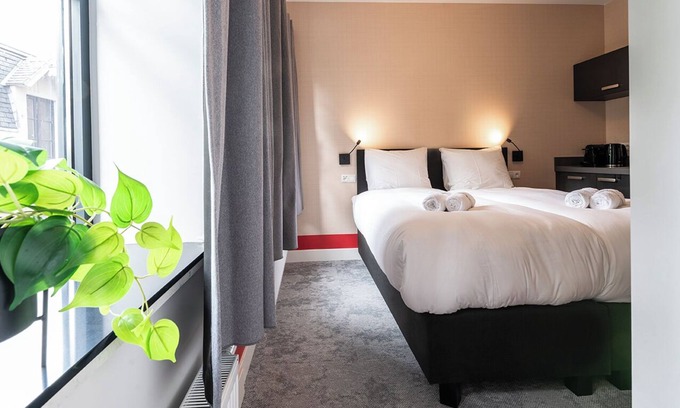 Centrum Apartamento | Artist-inspired suite for 2 with king bed, private kitchen, air conditioning, and all modern comforts. Perfect for couples or solo travelers.