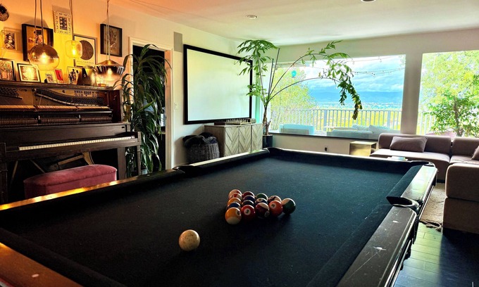 Sherman Oaks Casa | Artist Retreat: LA Bungalow w/ Hot Tub, Pool Table & Piano - Close but Peaceful