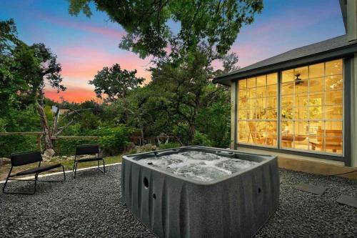 Block House Creek Casa | Artist Retreat on the Creek - Sleeps 10 - Hot tub