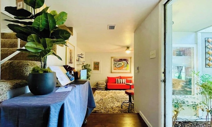 Southeastern Sacramento Condominio | Artist's Condo with 2 Bedroom & Arcade