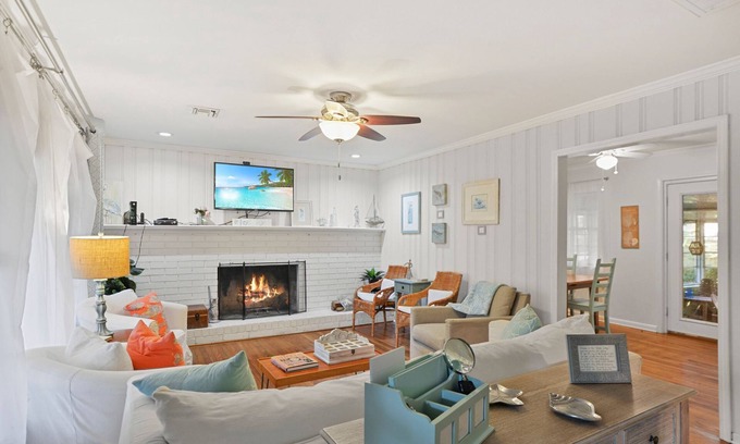 Saint Simons Heights Casa | Artist's Cottage - Comfortable Pet friendly home 1 mile from the beach!