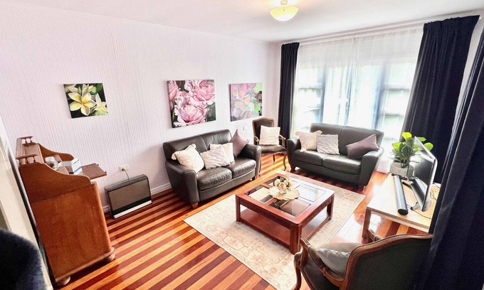 East Toowoomba Casa | Artist's Cottage - Cosy Home in Quiet Leafy Street