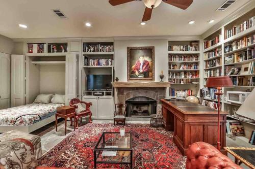 Greenway Plaza-Upper Kirby Apartamento | Artist's Library with a Private Swimming Pool