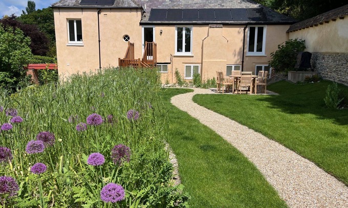 Piddlehinton Casa | Artist's Studio - sleeps 6 guests in 3 bedrooms