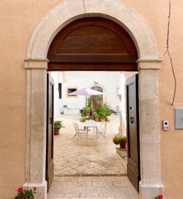 Fontecchio Apartamento | Artist Studio Apartment at Palazzo Galli