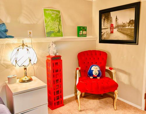 North Glenmore Casa | Artistic and stylish english charm backyard private guest house with master bedroom and living room
