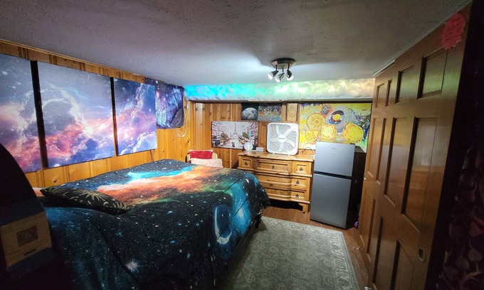 Englewood Apartamento | Artistic, clean Lg Basement Studio W/ 24hr Hottub & Lg private yard. City Oasis.
