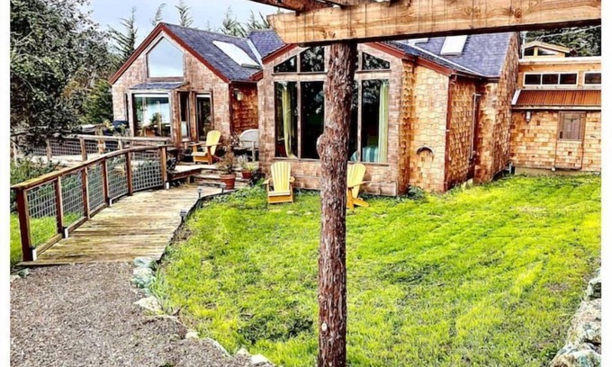 McDonald Otro | Artistic farmhouse with outdoor hot tub overlooking Tomales Bay