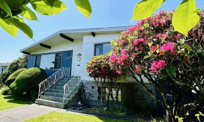 Killarney Casa | Artistic & Gallery inspired Room in central Vancouver