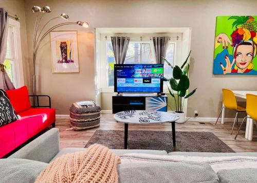 Southeastern Sacramento Casa | Artists Bungalow ARCADE King Beds near the beat