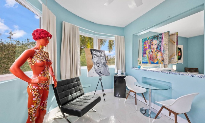 Northeast Miami Apartamento | Artists' Suite at the New Yorker Hotel - Park View, Free Parking/Coffee/Bagels!