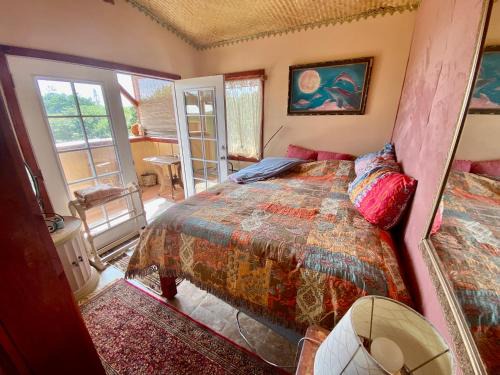 Discovery Harbour Cama Y Desayuno | Artsy Cabin on Organic Farm