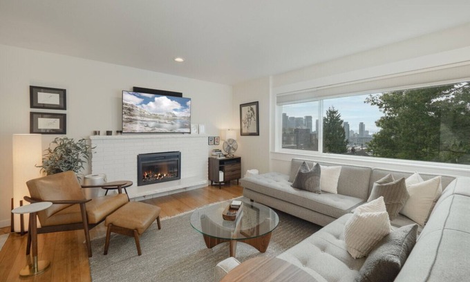 Broadway Apartamento | Artsy Capitol Hill Gem City View Workspace Parking