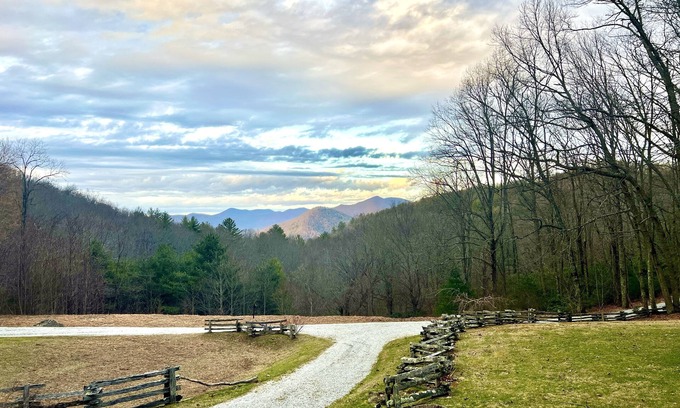 Highlands Casa | Artsy Highlands 5 br 3.5bth,w/creek,wifi & firepit
