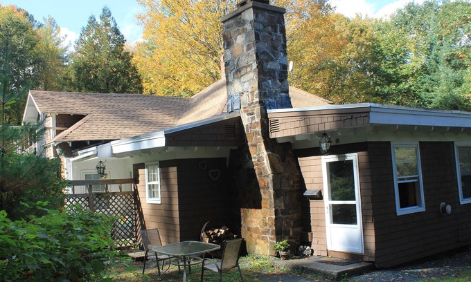 West Brattleboro Apartamento | Estudio encantador que admite mascotas con chimenea
