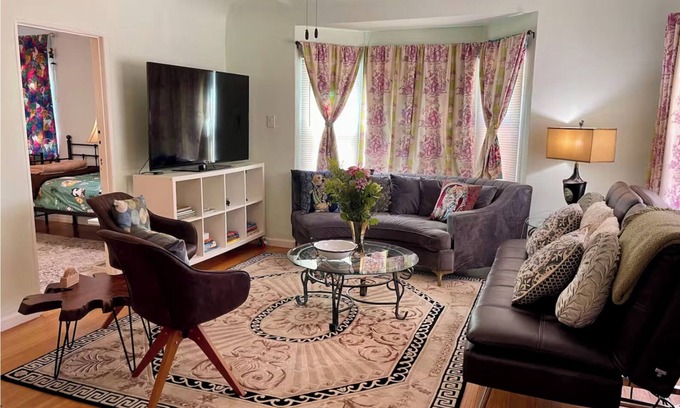 Burbank Casa | Artsy Retreat w/ Cal-King Bed near Park, Shops, Restr, Airport. 30+Day Special