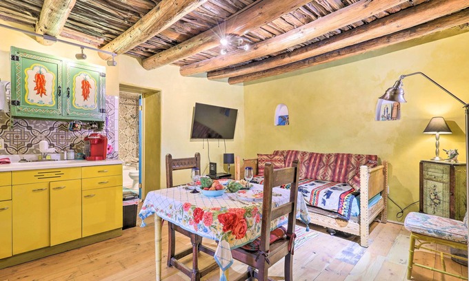 Santa Cruz Apartamento | Artsy Santa Cruz Apartment w/ Shared Fire Pit!