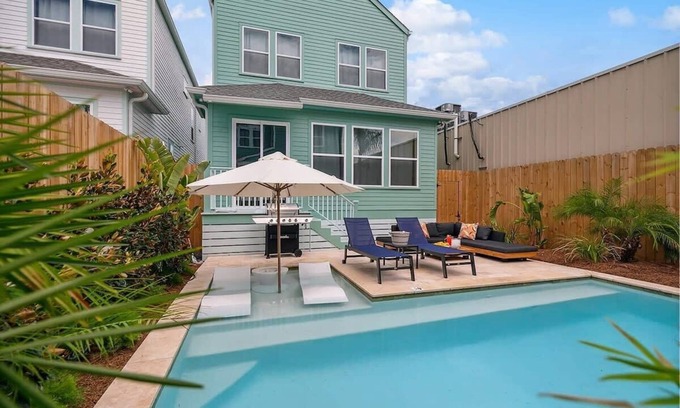 Bayou St. John Casa | Artsy & Tropical Oasis near FQ ~ Heated Pool ~ Pkg
