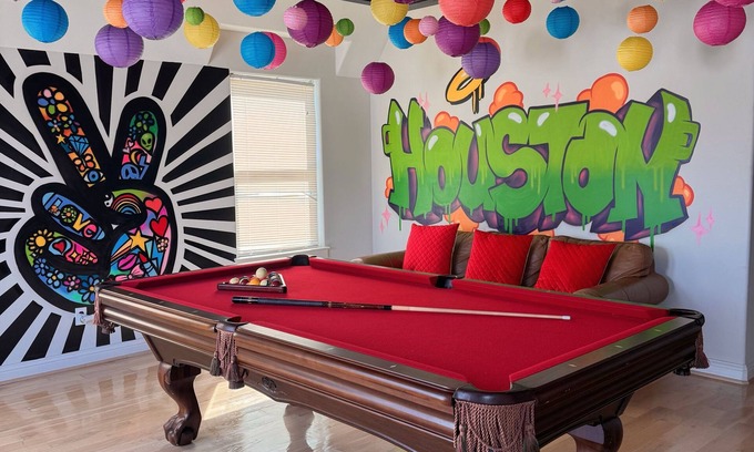 Greenway Plaza-Upper Kirby Casa | Artsy, Unique, Cozy ★ Rooftop Terrace ★ Pool Table