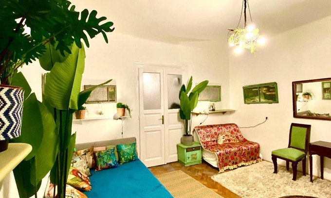 Palace District Apartamento | Arty studio flat at city center