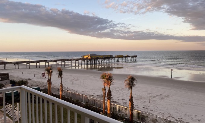 Ocean View Halifax Estates Condominio | Aruba 303 -SPARKLING NEW BEACHFRONT 3 BR CONDO IN DAYTONA BEACH SHORES.