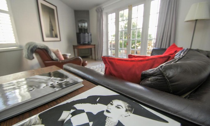 Kemptown Casa | Arundel Mews - Parking - by Brighton Holiday Lets