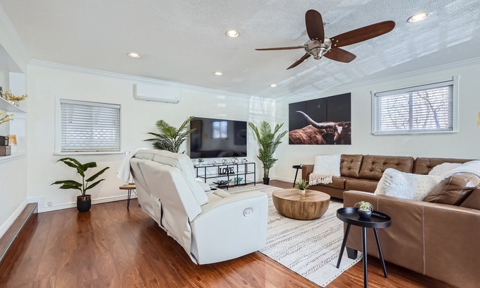 Lamar Heights Area Casa | Arvada Oasis! Up to12 people! 7 beds, 3 baths, desk, big TVs, air hockey, games!