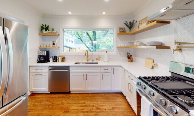 Norcross Casa | As Featured on Staycation TV, A House, Cottage, & Tiny Home in Downtown Norcross