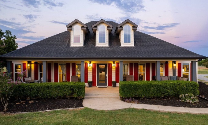 Van Alstyne Casa | As Seen on HGTV l Events Welcome l 18-Acre Ranch