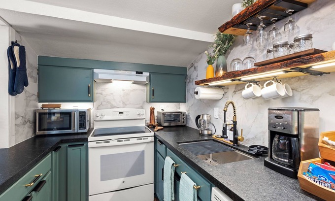 Bear Valley Condominio | Ascend Remodeled Condo, Walk to Music Festival, Pool, Private Bear Lake, Alpine