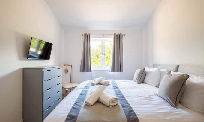 Ampney Crucis Casa | Ascot | Modern Cotswolds Stay with Workspace