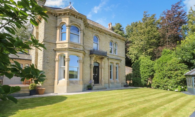 Holmbridge Cabaña | ASH VILLA, pet friendly, luxury holiday cottage in Holmfirth