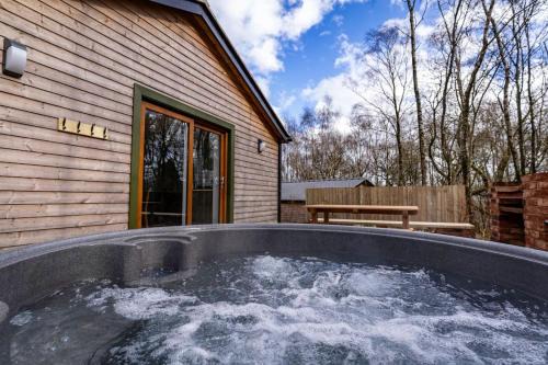 Farley Casa | Ashenhurst, woodland lodge with hot tub for 4