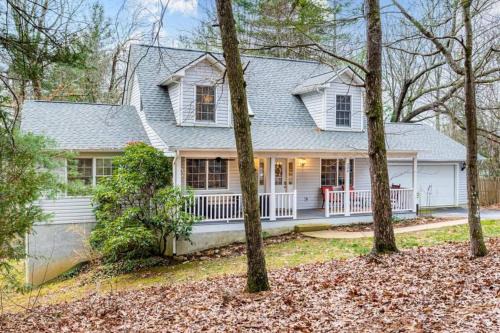 Fairview Casa | Asheville Cottage Retreat by AvantStay A Charm