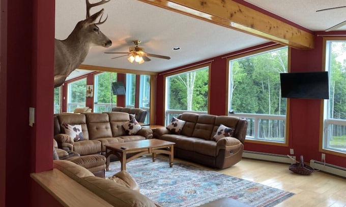 Ashland Casa | Ashland · Home Theatre, Game Room, Private Driving Range