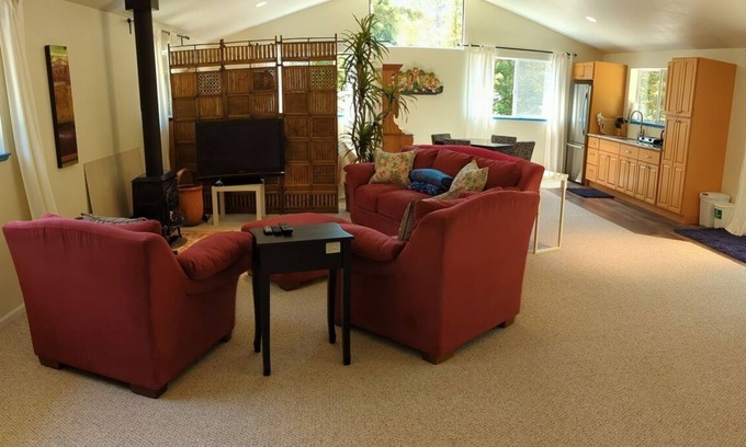 Gualala Apartamento | Asian-themed Queen's Loft Apartment 10 mins to the beach and downtown!